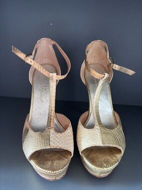 Decades by Modern Vintage Women's Gold Tone T-Strap Platform Sandals - size 6